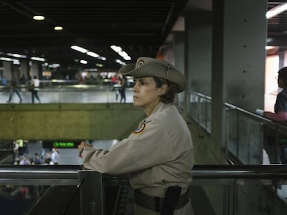 Carolina González, cabo de la milicia, observa a los usuarios del metro en la estación Altamira, en Caracas.