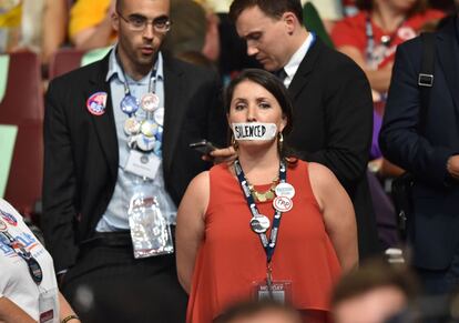 Una partidaria del candidato a la presidencia Bernie Sanders, se mantiene de pie, en silencio, como protesta, en el primer día de la Convención Nacional Demócrata de Filadelfia.