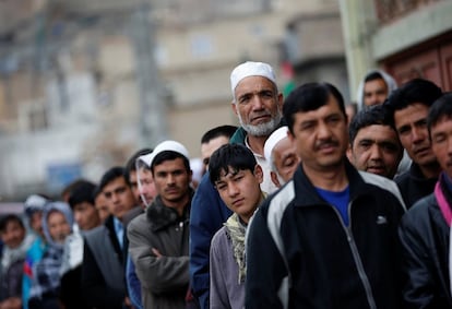El Ministerio de Defensa ha anunciado el despliegue de 195.000 efectivos de la Policía Nacional (ANP), de la Dirección de Seguridad Nacional (NDS) y del Ejército Nacional (ANA) en todo Afganistán para velar por la seguridad de los comicios. En la imagen, unos hombres esperan su turno para votar en Kabul.