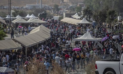 Largas filas este jueves en el punto de vacunación ubicado en el Instituto de Movilidad Sustentable de Tijuana, Baja California. La ciudad es una de las zonas fronterizas que se está beneficiando de la donación de 1,3 millones de vacunas de Johnson & Johnson realizada por el Gobierno de Joe Biden.