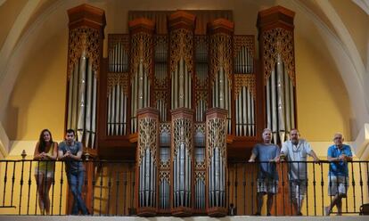 Algunos de los vecinos de Vicálvaro que han colaborado en la compra del órgano.