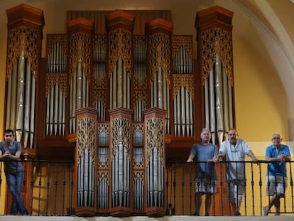 Algunos de los vecinos de Vicálvaro que han colaborado en la compra del órgano.