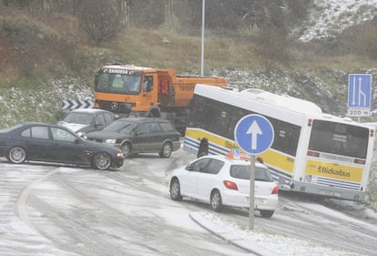 Problemas de circulación a causa de la nieve en uno de los accesos a Bilbao por Enekuri.