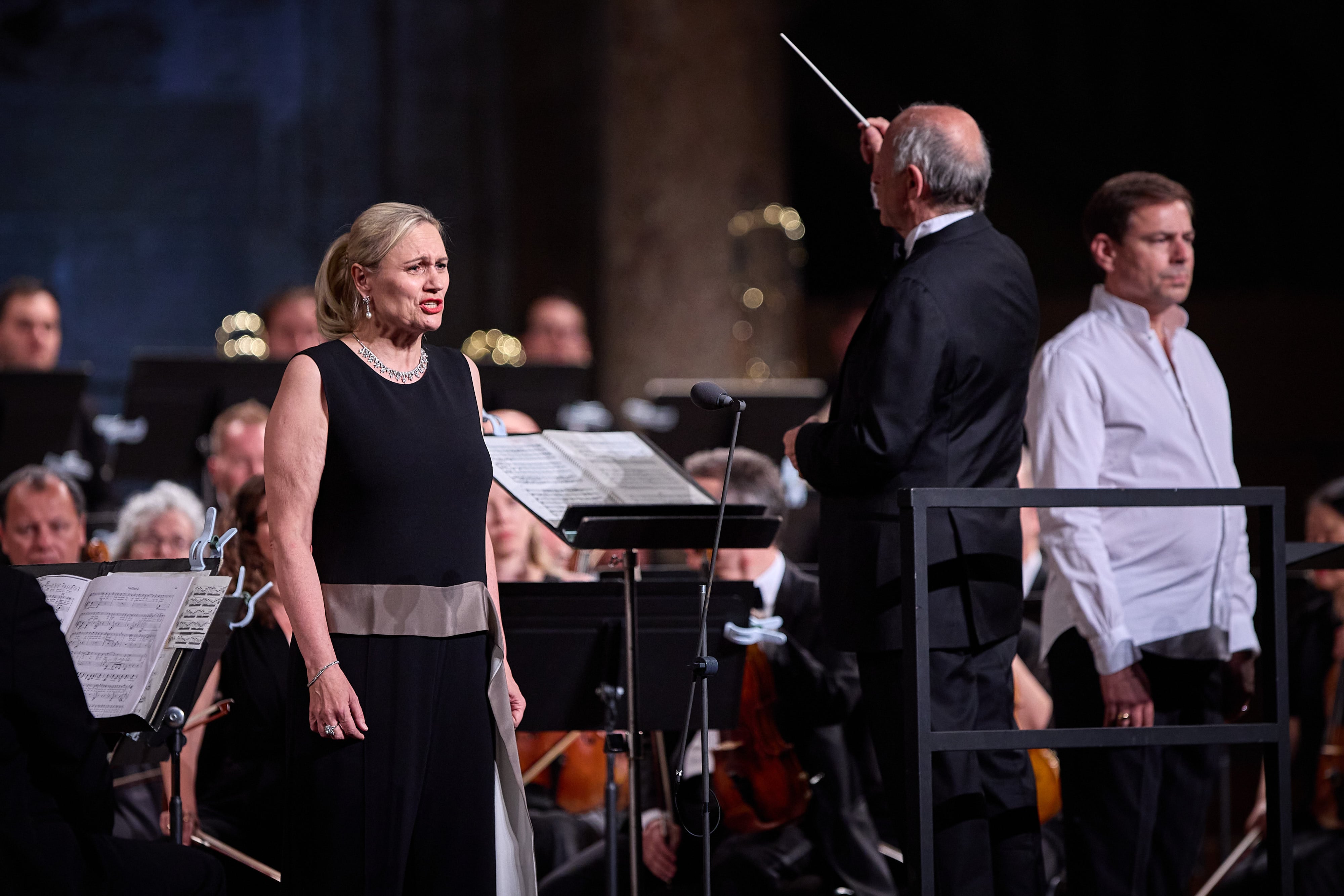 La soprano Anja Kampe, el director Iván Fischer y el bajo-barítono Hanno Müller-Brachmann junto a algunos integrantes de la Budapest Festival Orchestra, el 4 de julio en el Palacio de Carlos V de Granada.