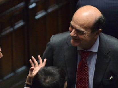 Pierluigi Bersani (derecha) conversa con Angelino Alfano (PDL), este jueves en la sede de la Cámara de Diputados en Roma.