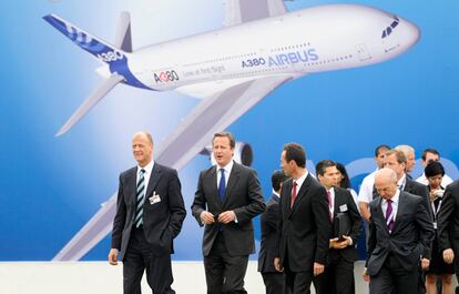 David Cameron junto a Tom Enders, consejero delegado de EADS, se disponen a visitar el superavión A-380 de Airbus expuesto en la feria de Farnborough