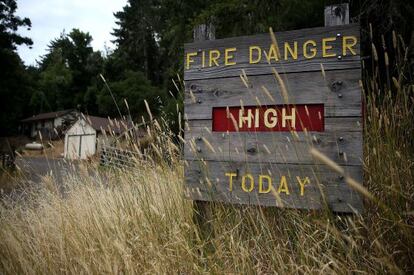 Un cartel alerta del alto riesgo de incendio en un parque en Lagunitas, California, este martes.