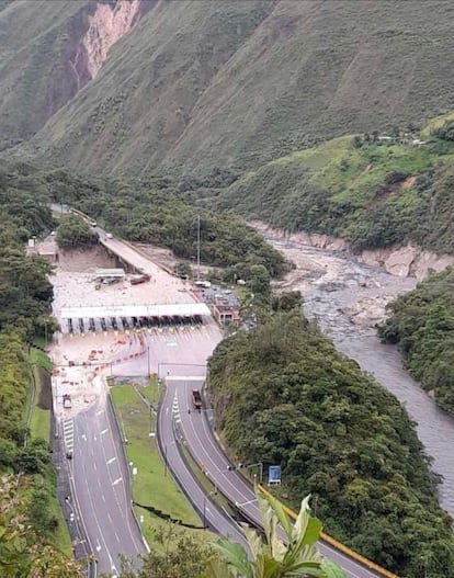 Una avalancha durante la madrugada de este martes en el municipio de Quetame, en Cundinamarca, ha dejado al menos 14 personas muertas y varias más desaparecidas, según ha confirmado el gobernador del departamento, Nicolás García. En la imagen, la vista aérea de un tramo de la carretera tras la avalancha. 