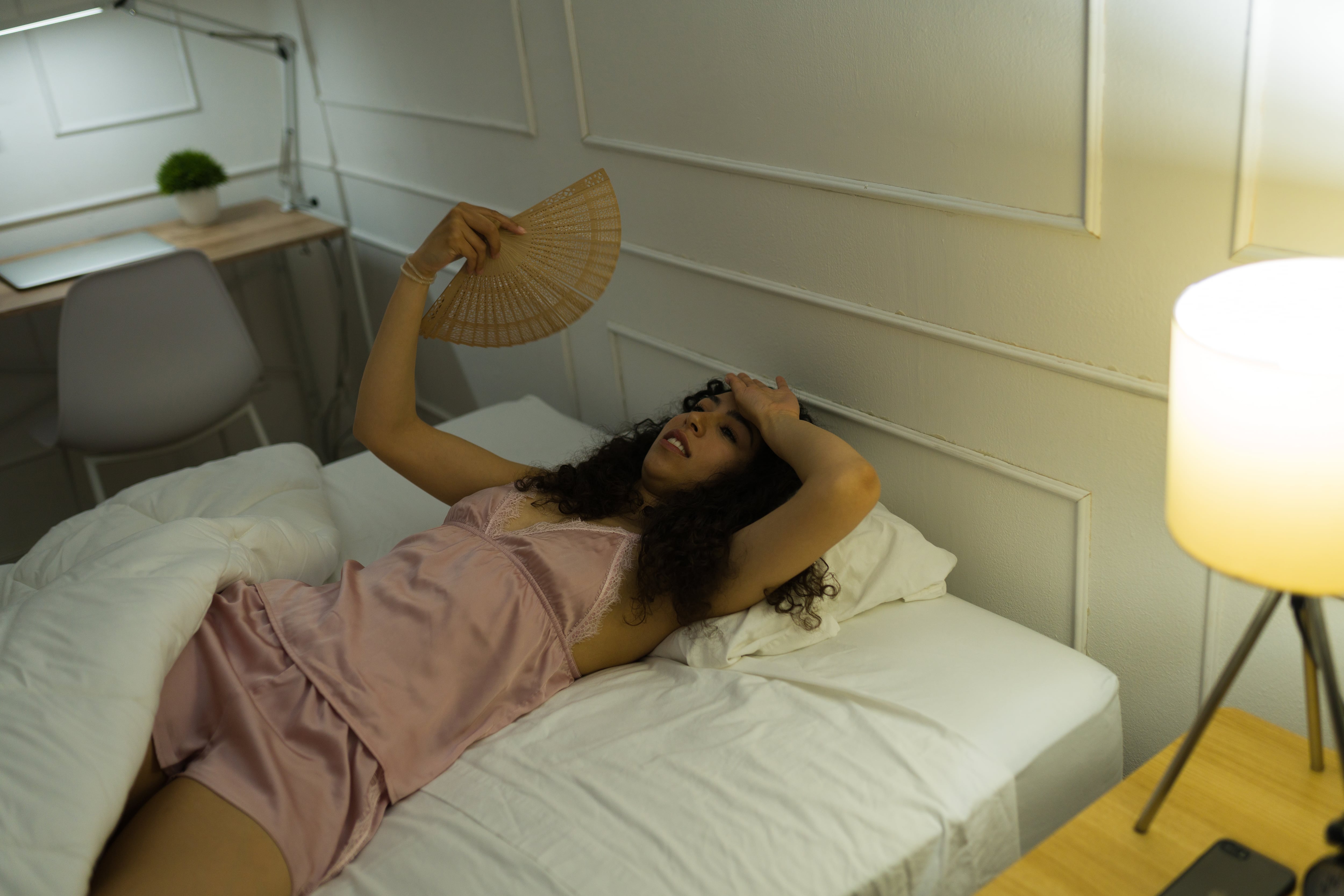 Dormir en verano: La ciencia del sueño roto por el calor