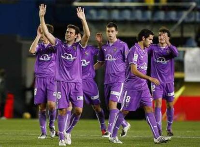 Los jugadores del Valladolid saludan a su afición