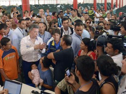 O presidente de Colômbia, Juan Manuel Santos, visita um centro de refugiados colombianos na fronteira com Venezuela