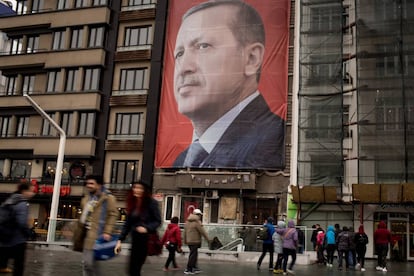Un c&aacute;rtel a favor del S&iacute; en el refer&eacute;ndum del pr&oacute;ximo abril con el rostro del presidente Erdogan en la plaza Taksim de Estambul
 