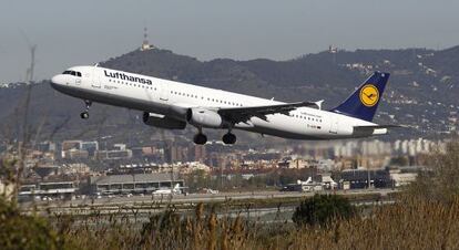 un avión de Lufthansa despega del aeropuerto de Barcelona
