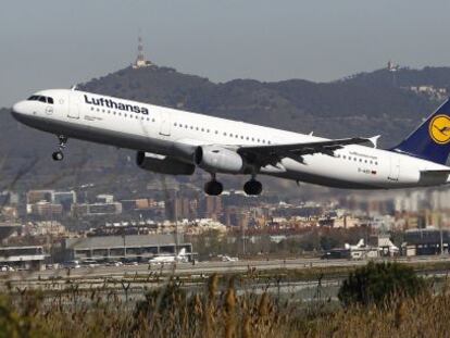 un avión de Lufthansa despega del aeropuerto de Barcelona