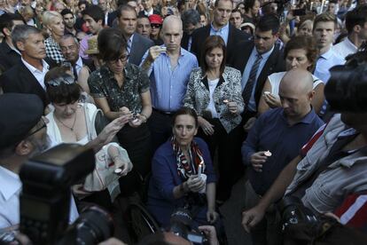 La vicepresidenta argentina, Gabriela Michetti (c), asiste a una concentración en una céntrica plaza de Buenos Aires para conmemorar el primer aniversario de la muerte del fiscal argentino Alberto Nisman.