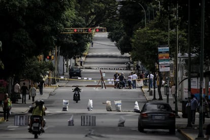 Vista de una calle cortada de Caracas (Venezuela).