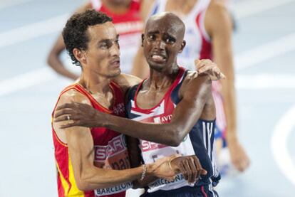 Jesús España y Mo Farah, segundo y primero respectivamente en la final de 5.000 metros, se felicitan tras cruzar la meta.