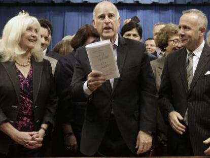 El gobernador de California, junto con l&iacute;deres republicanos y dem&oacute;cratas, celebra la aprobaci&oacute;n de la nueva regulaci&oacute;n sobre el agua, el 13 de agosto.