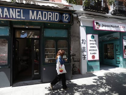 A loja Granel Madrid ao lado da máquina de vendas Japón Market 24h, na rua Embajadores, em Madri.