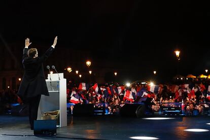 Emmanuel Macron nuevo presidente electo de Francia, saluda a sus votantes en la plaza del Louvre.