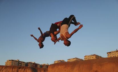 Jóvenes palestinos practican parkour, saltos de obstáculos, en el campo de refugiados de Shati en Gaza.