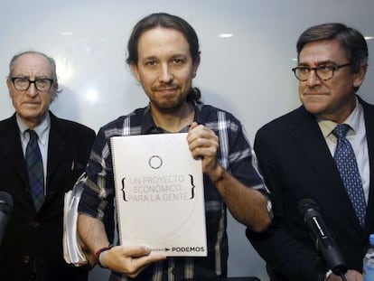 Juan Torres (derecha), junto a Pablo Iglesias y Vicenç Navarro (izquierda) en la presentación del borrador económico de Podemos.