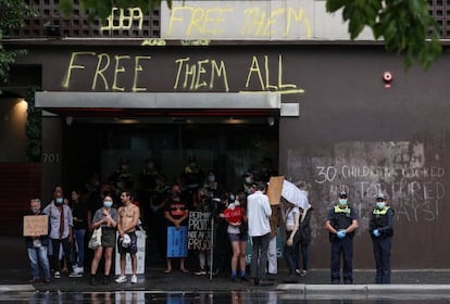 Activistas que regularmente se congregan alrededor del Park Hotel
para reclamar por los derechos de más de una treintena de solicitantes
de asilo que se encuentran detenidos desde hace meses en ese lugar.