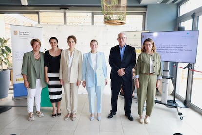 Foto de los firmantes del acuerdo con Sabina Fluxa, vicepresidenta y consejera delegada de Iberostar (tercera desde la izquierda) y Marga Prohens, presidenta de Baleares (tercera desde la derecha). FOTO CEDIDA POR IBEROSTAR.