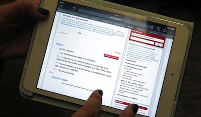 Una usuaria consulta el diccionario de la página web de la RAE.