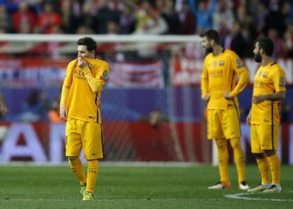 Lionel Messi (i) después del segundo gol del Atlético de Madrid.