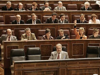 El ministro de Economía, Pedro Solbes, solo en los escaños del Gobierno, durante el Pleno del Congreso.