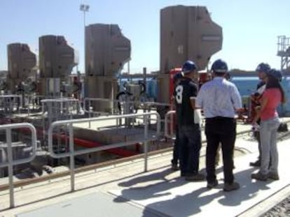 Varias personas junta a las nuevas torres de la Central Nuclear de Almaraz (CNA). EFE/Archivo