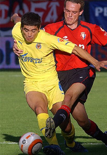 Riquelme intenta llevarse el balón ante Corrales.