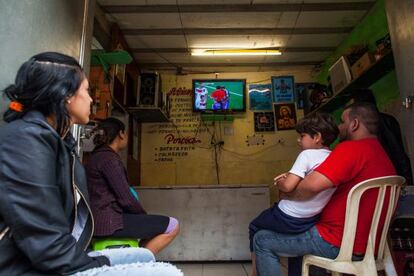 Un grupo de personas mira la final en una favela de Sao Paulo.