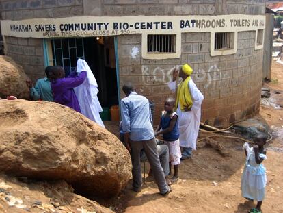 La planta de biogás de Kibera, una de las instalaciones visitadas por los turistas, transforma residuos fecales en gas metano para la comunidad.