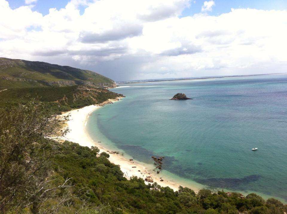 La Gruta da Figueira Brava frente al océano Atlántico, al sur de Lisboa (Portugal), donde merodeaban neandertales hace 90.000 años.