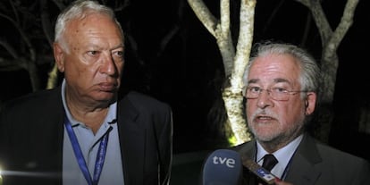El ministro de Exteriores, José Manuel García-Margallo y el embajador en Yakarta, Francisco José Viqueira Niel, este jueves.