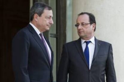 El presidente francés Francois Hollande (d) con el presidente del Banco Central Europeo Mario Draghi, el pasado mes de mayo en el Eliseo. EFE/Archivo