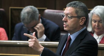 El ministro Alberto Ruiz Gallardón, ayer en el pleno del Congreso.