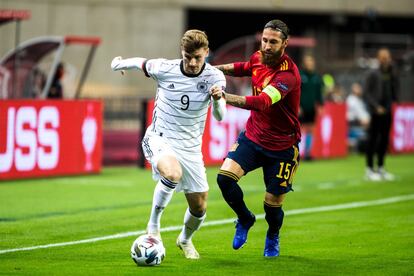 El capitán de la selección española pugna por un balón con el jugador alemán Timo Werner, durante un ataque por la banda de la selección germana en la primera parte del encuentro. 