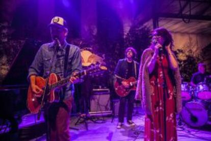 De izquierda a derecha Howe Gelb, Fernando Vacas, Carice Van houten y Steve Shelley en el concierto de Madrid