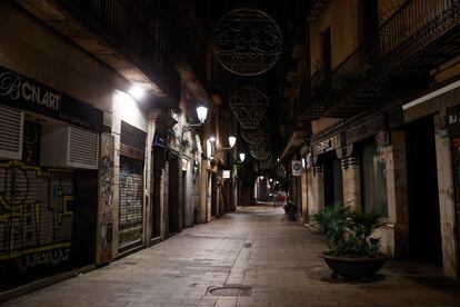 Una calle del centro de Barcelona durante el toque de queda decretado por el Gobierno catalán, el pasado 24 de diciembre.