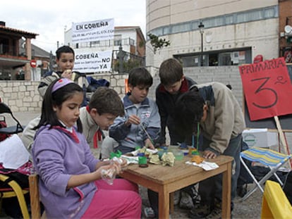 Alumnos del colegio Villa de Cobeña, en la clase improvisada ayer en la plaza del pueblo en protesta por la falta de aulas.