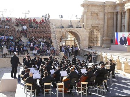 La Orquesta del Teatro Mariinsky de Rusia durante un concierto en el anfiteatro de Palmira (Siria). 