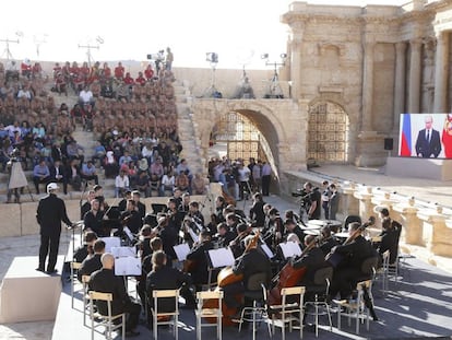 La Orquesta del Teatro Mariinsky de Rusia durante un concierto en el anfiteatro de Palmira (Siria). 