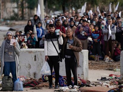 Decenas de palestinos intentan pasar al sur de la franja de Gaza durante la tregua de noviembre.