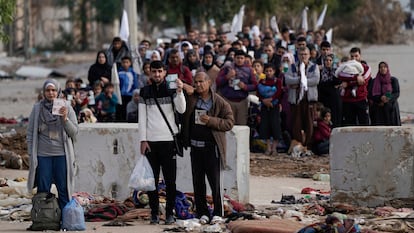 Decenas de palestinos intentan pasar al sur de la franja de Gaza durante la tregua de noviembre.