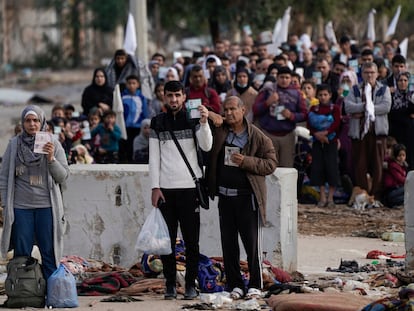 Decenas de palestinos intentan pasar al sur de la franja de Gaza durante la tregua de noviembre.