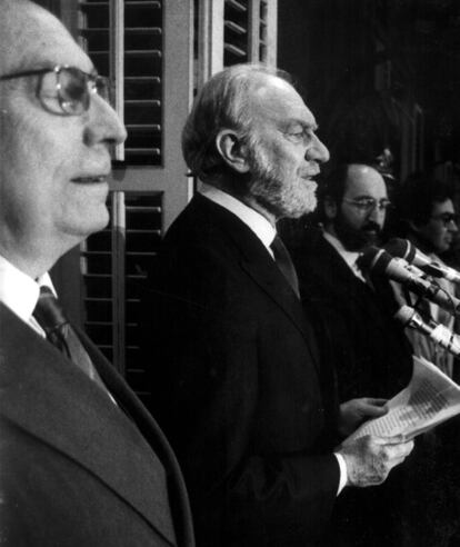 El actor y director Fernando Fernán-Gómez pronuncia el pregón de las fiestas de San Isidro de 1984, junto al alcalde Enrique Tierno Galván.