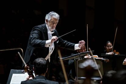 Plácido Domingo dirigiendo en el palau de les Arts.